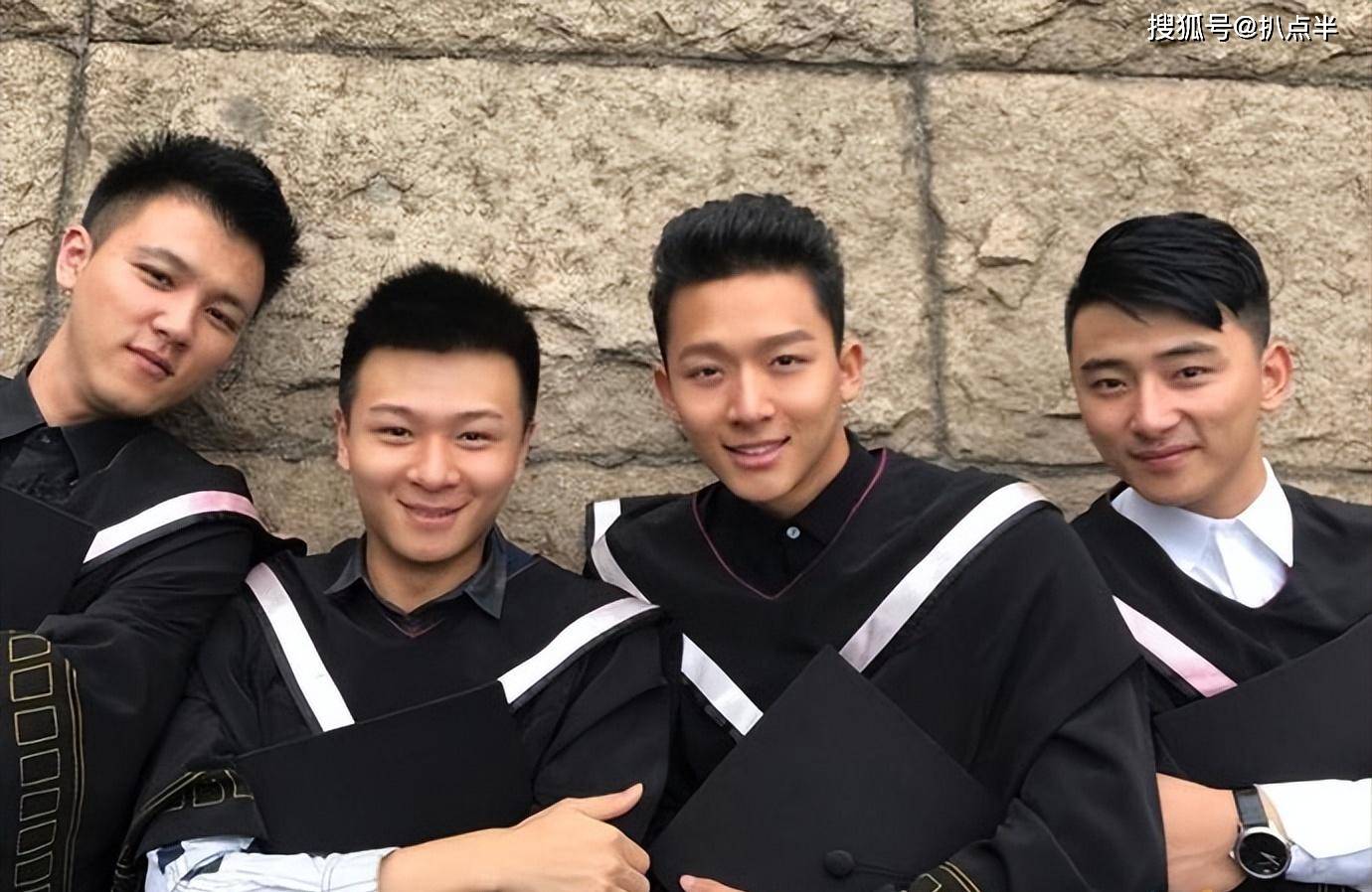 大二时,他便被星力天际影视公司发掘,并签下8年合约,对方承诺三年之内