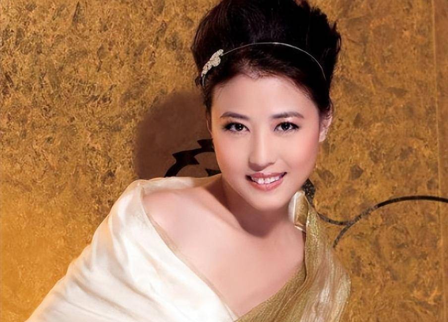 有成的周海媚也有着丰富的感情经历,网上关于她的绯闻几乎层出不穷