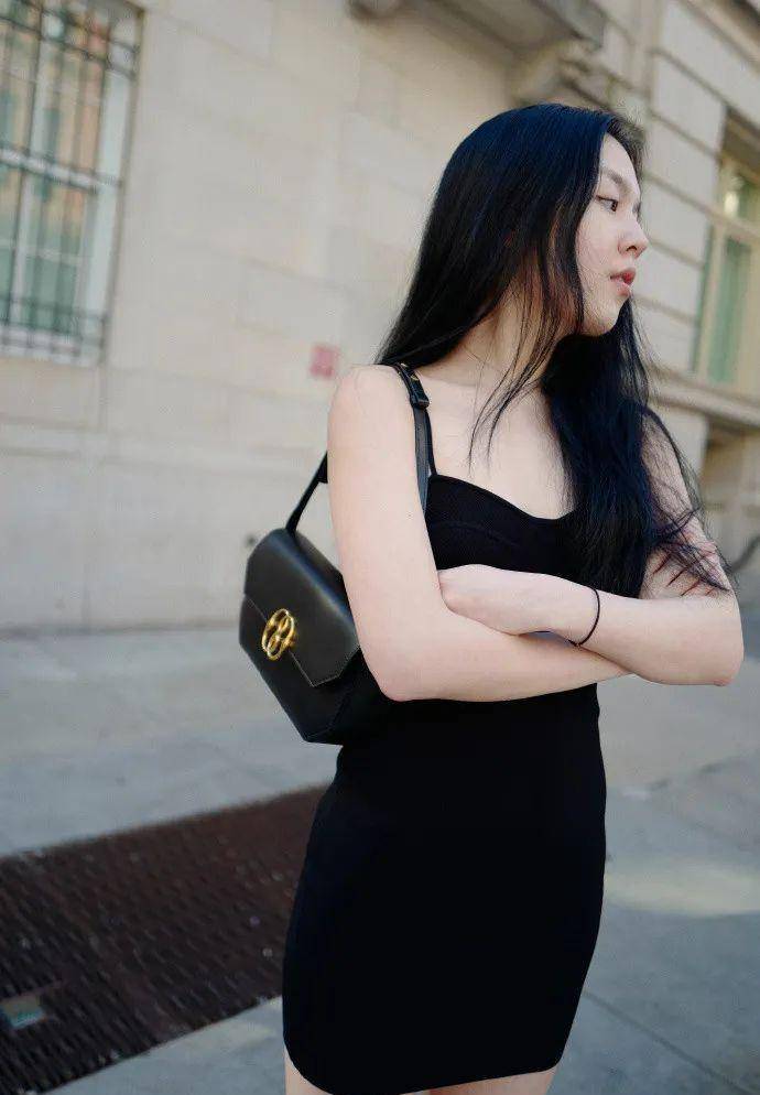 李咏21岁女儿发育过猛!穿包臀裙尽显凹凸身材,搭运动鞋仍风情_法图麦