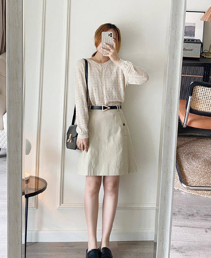 比黑色显白,比白色时髦,今夏"米杏色"又火了,优雅大方_米色_上衣_同色