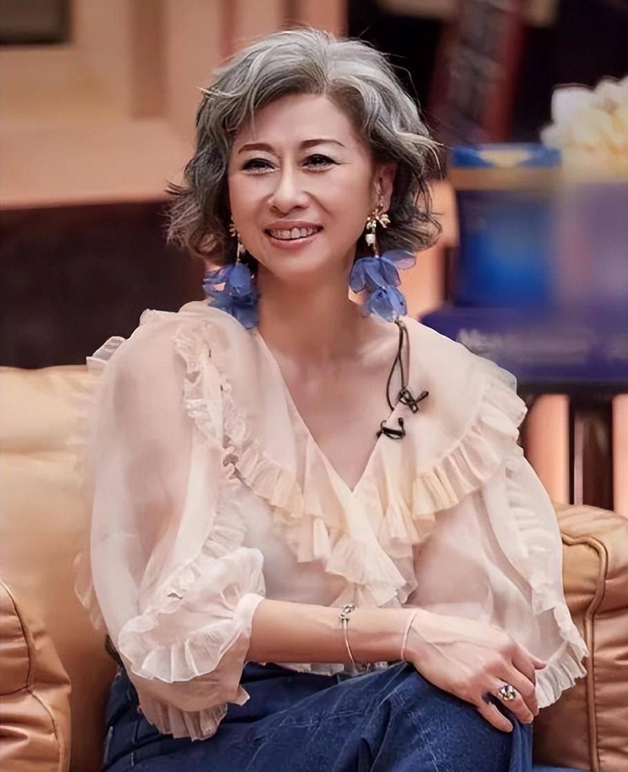 叶倩文很喜欢卷发,但又明显不同于传统的奶奶卷.她的发型非常时尚.