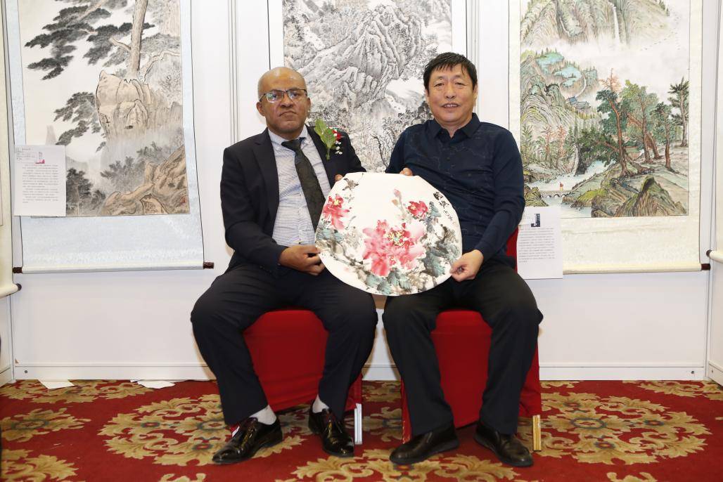 书画家于晓东受邀参加中马艺术交流活动 特授予"中马艺术交流使者"