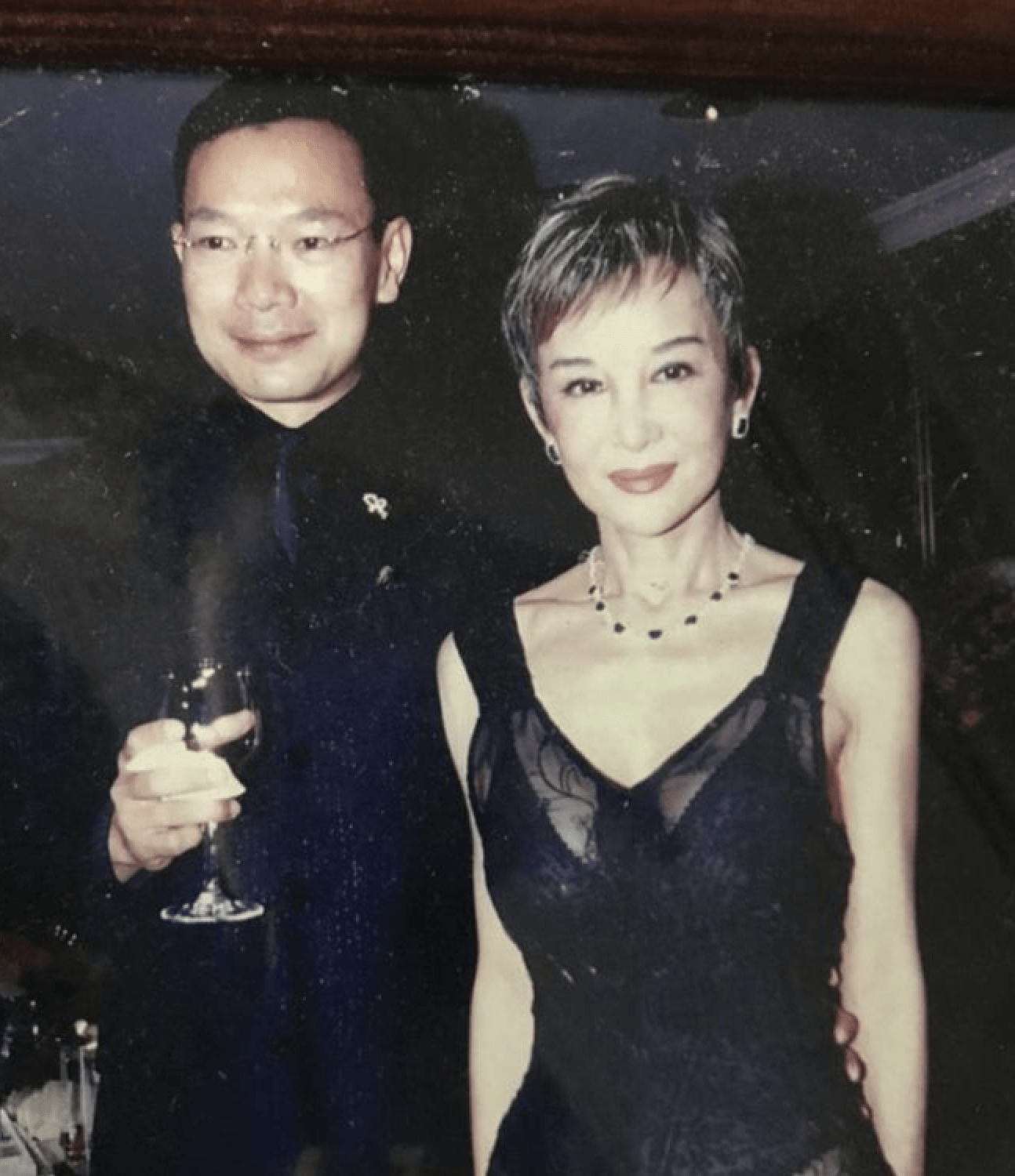 79岁白韵琴高调现身兰桂坊!泡酒吧,与小15岁老公喝交杯!