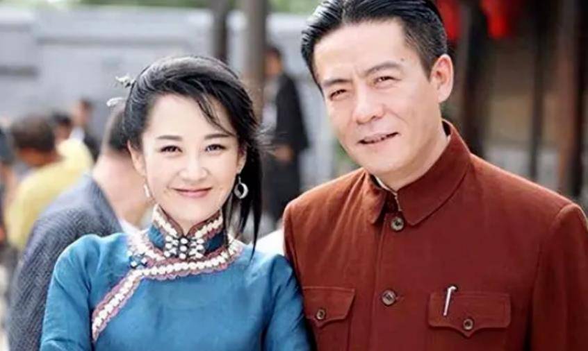 面对外界说他们两人有婚姻关系,米学东没有回答.