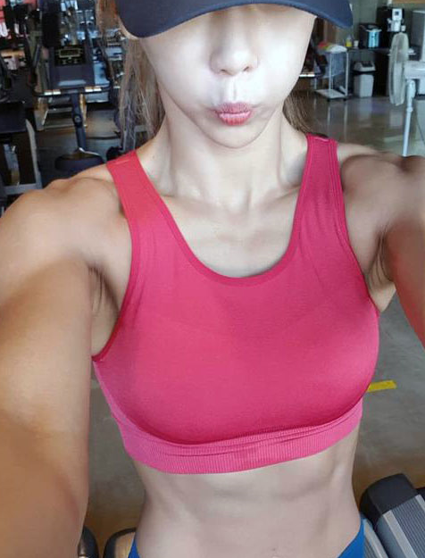 女健身教练拥有一身肌肉,身材强壮,她的男朋友却像是小鲜肉!