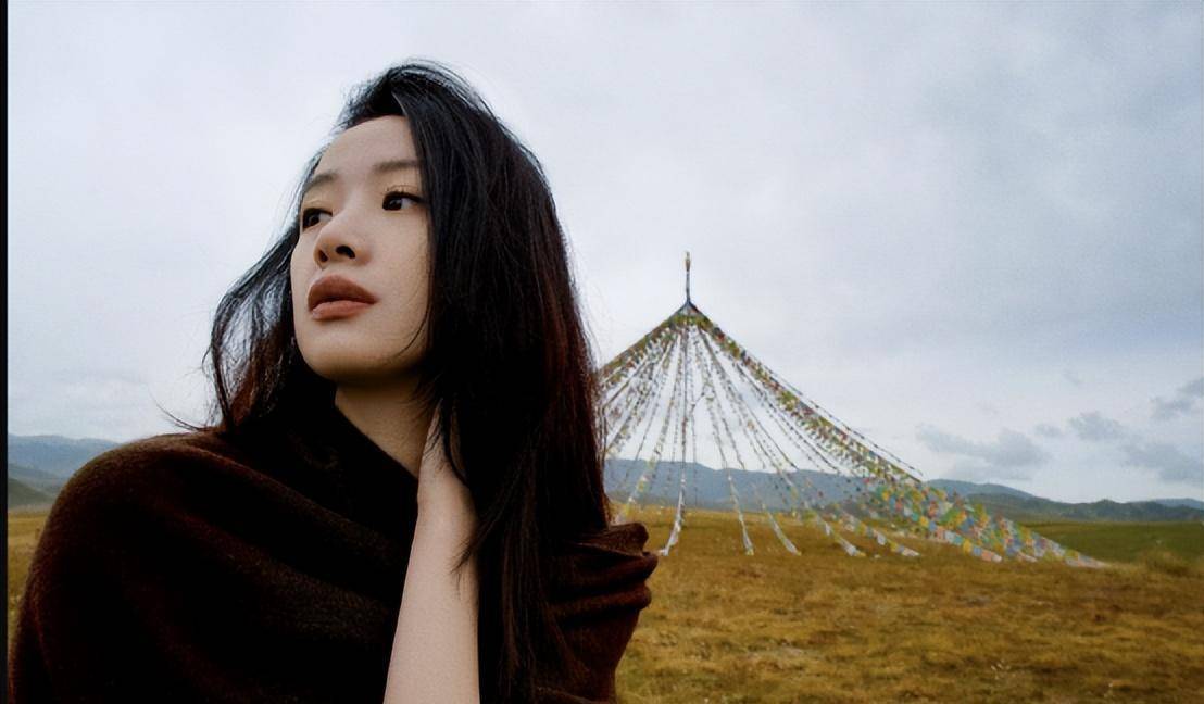 她的每一张照片都会像大片一样.李萌的这套写真也是非常大气.