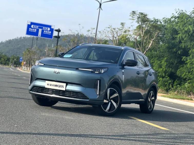 余量和近1拳的头部空间余量,加上造型规整的后备厢也拥有475l的空间