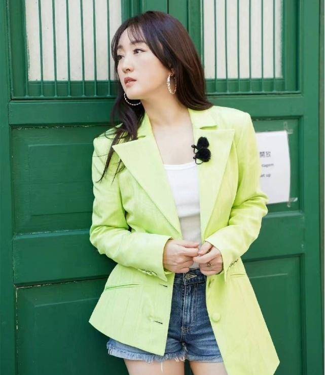 "层层浪"的牛仔短裤搭配柠檬西服,杨钰莹变身极品少妇!