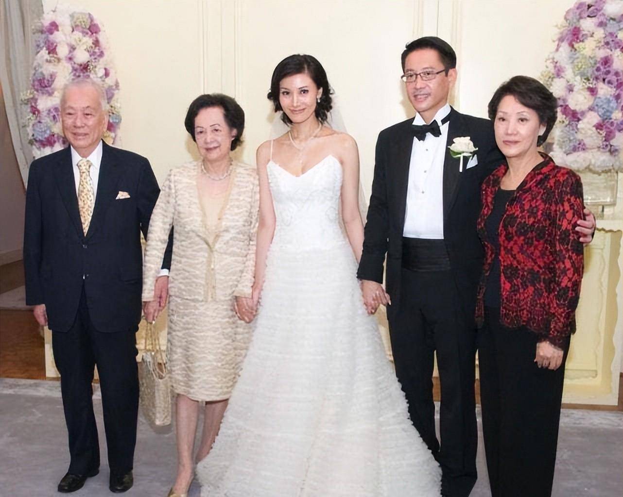 李嘉欣慶祝結婚15週年,展現撒嬌小女人姿態,網友直呼回春了_許晉亨