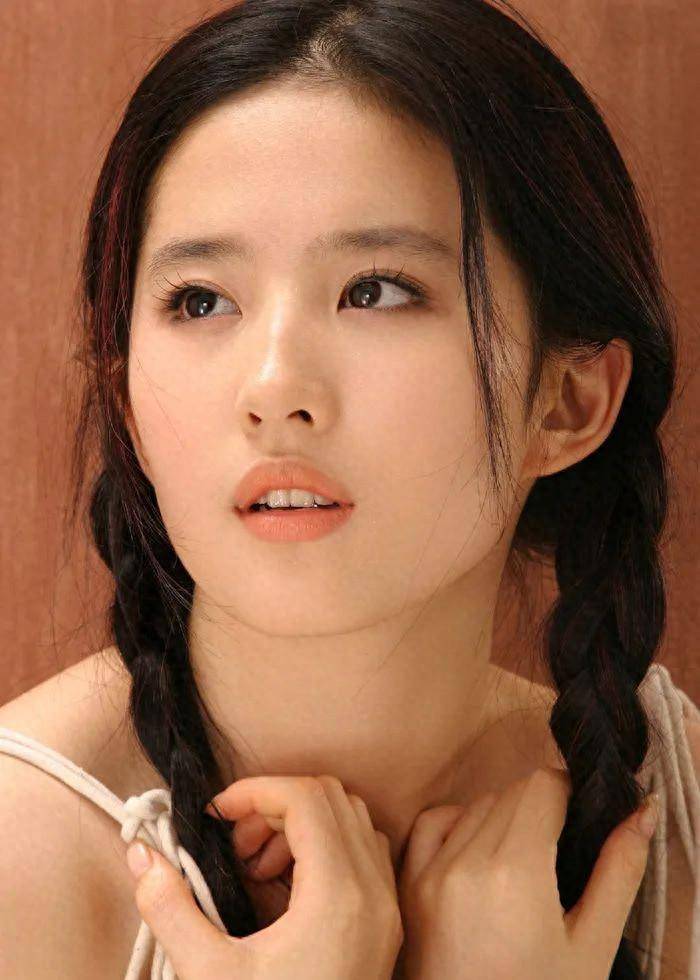 刘亦菲自称是"全家最丑"本以为她太谦虚,没想到她说的都是实话_气质