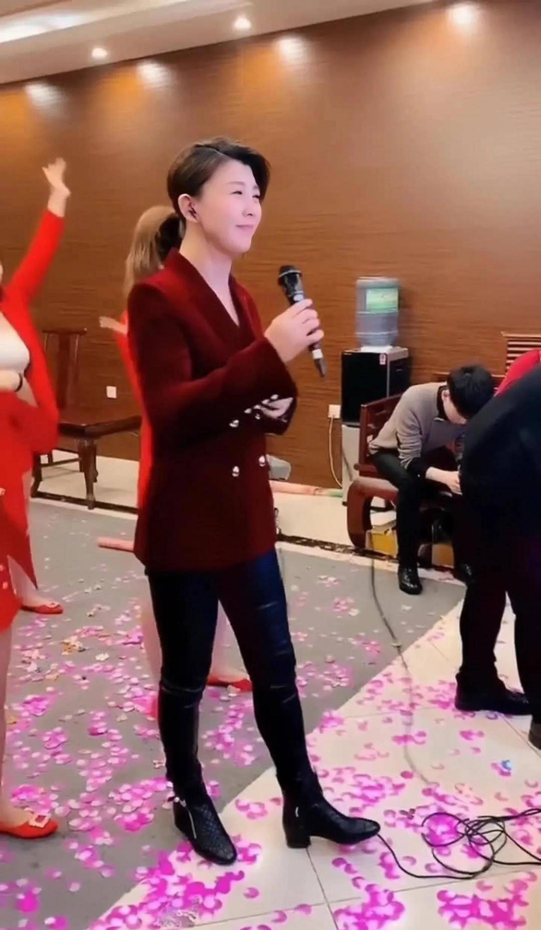 闫学晶商演出意外,鞋跟被卡拔不出,打扮时髦像城里的优雅姐姐!