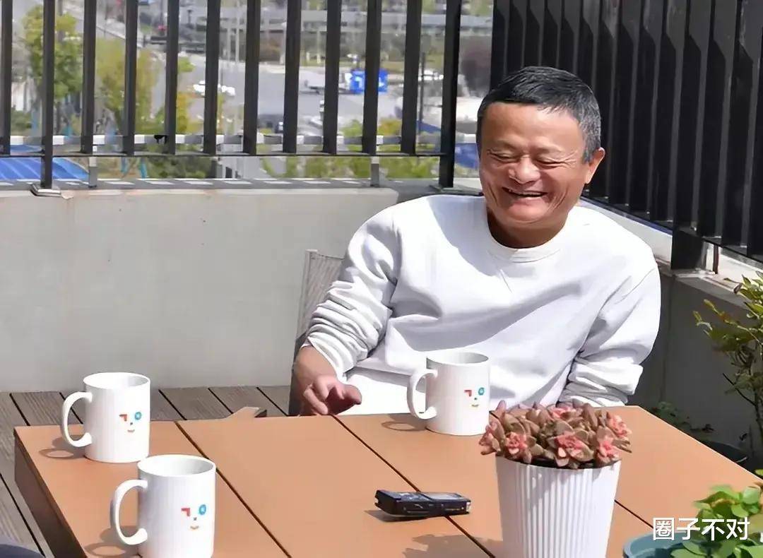 58岁马云近况曝光,已垂垂老矣,头发花白就像一位佝偻老人_一家_莫利
