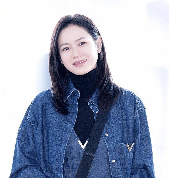 41岁孙艺珍近态曝光:百褶长裙气质佳,皮肤白皙长发飘飘状态好!