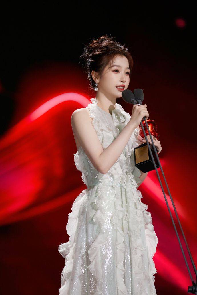 日前,虞书欣的耀眼光芒再度闪耀于娱乐舞台,荣获爱奇艺颁发的年度影响