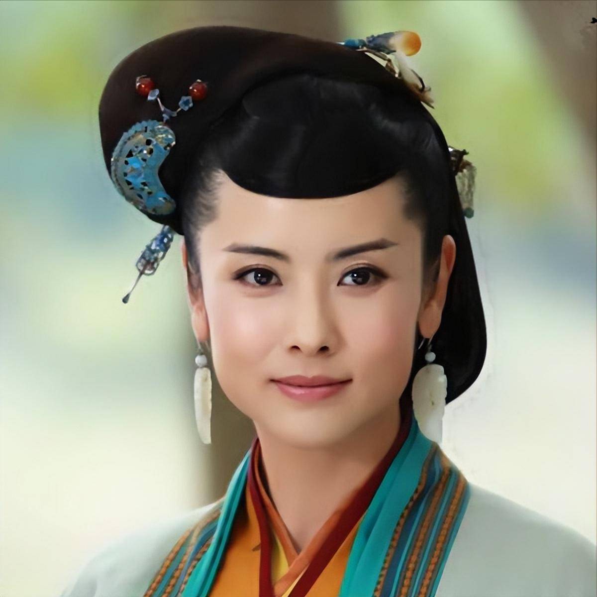 杨明娜,她是《仙剑奇侠传》的狐妖,也是《神雕侠侣》中的黄蓉,更是