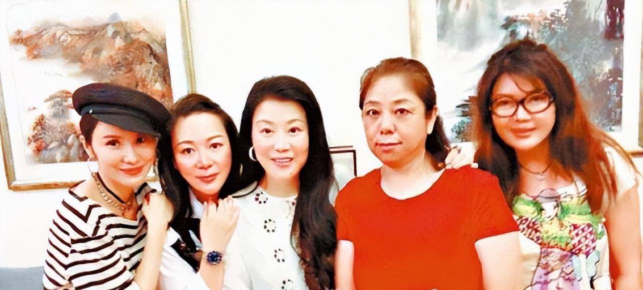 2019年,吴佩慈宣布怀上第四个孩子,并与纪晓波合影留念,表达恩爱.