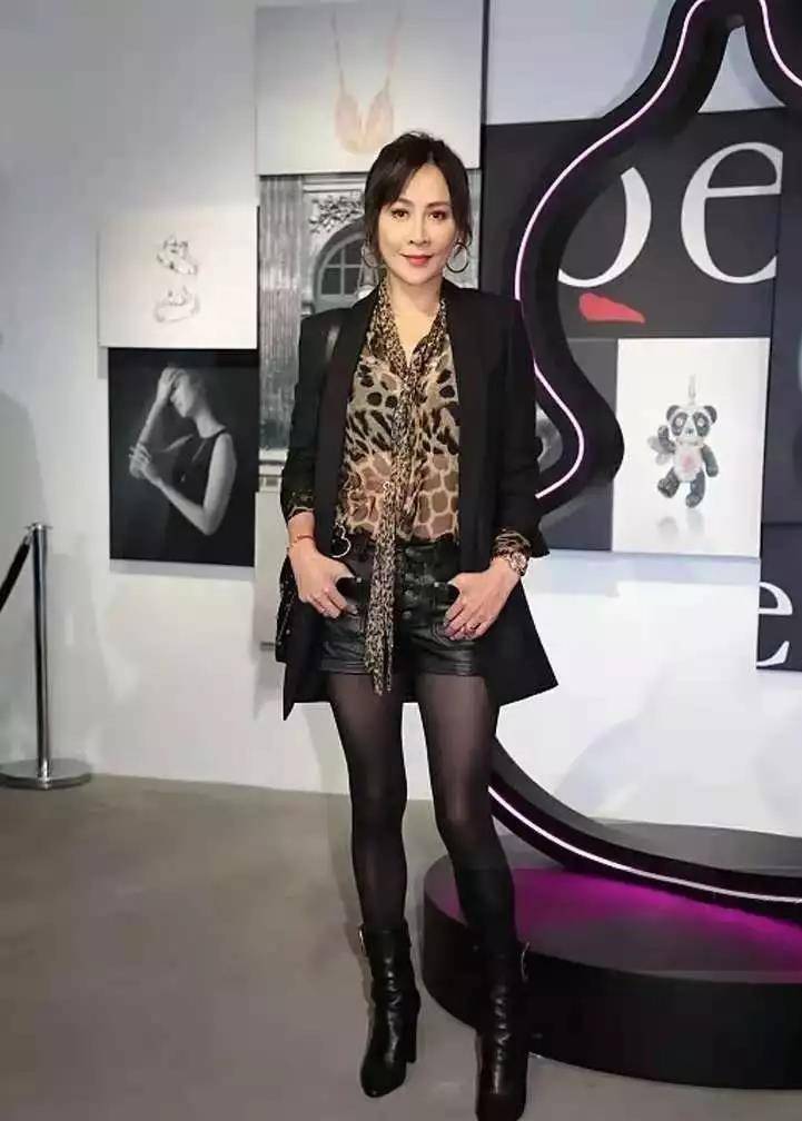 "刘嘉玲"真厉害,穿豹纹衬衫混搭皮裤 黑丝袜,比年轻人还敢_时尚_挑战