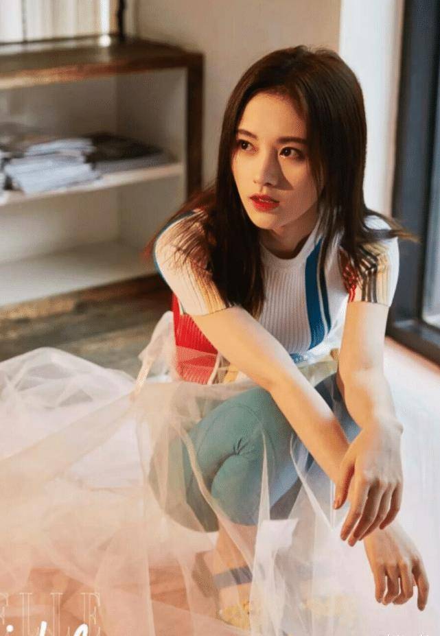 为了显自己身材小巧,鞠婧祎穿鞋子踩床上拍照,直男全沸腾!