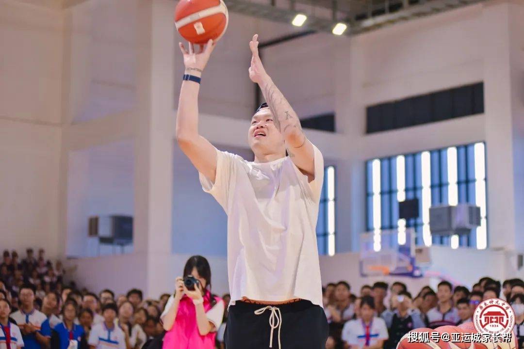 篮球名将朱芳雨亮相仲元——广东仲元中学科技体育艺术月活动