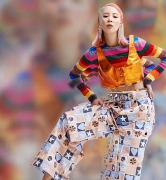 杨幂这身羊绒横条纹长款毛衣 短裤,美翻了_下身_少女_时尚