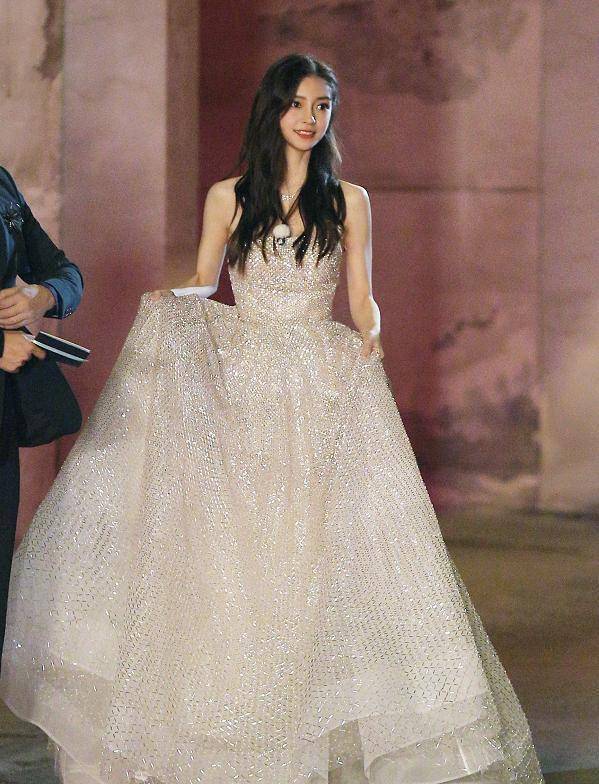 录综艺穿高定礼服比红毯还隆重,何穗随便穿却稳赢_baby_时尚_女明星