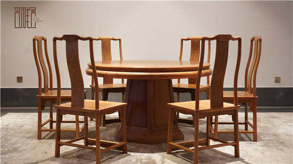 木纹就是淡红色的,整体看好像肉色,缅甸花梨又称香花梨有一种檀香味