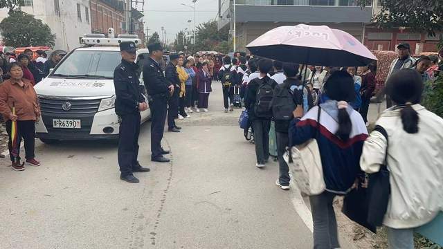 河南镇平县贾宋镇初级中学开展交通安全教育活动