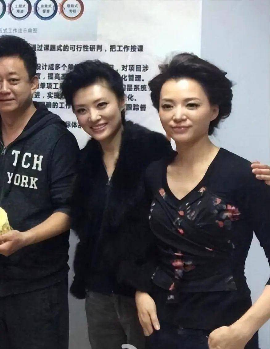 周涛和董卿包装后都是女神,但素颜后却截然不同,一个帅气,一个老气