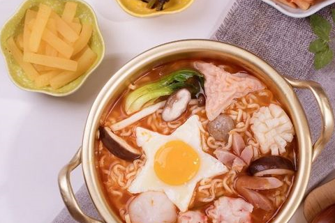 大妈校门口摆摊卖方便面,1元良心价,生意火爆,网友:味道特别_时候