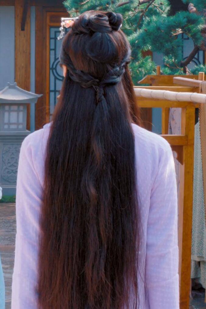 楚乔传中,锦烛的发型不只是中分长发那么简单,其中蕴藏了奥秘.