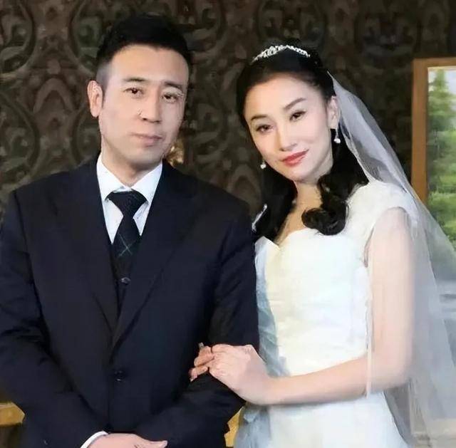 于和伟藏了30年的老婆是她,大气撞脸杨童舒,比王丽坤好看太多_宋林静