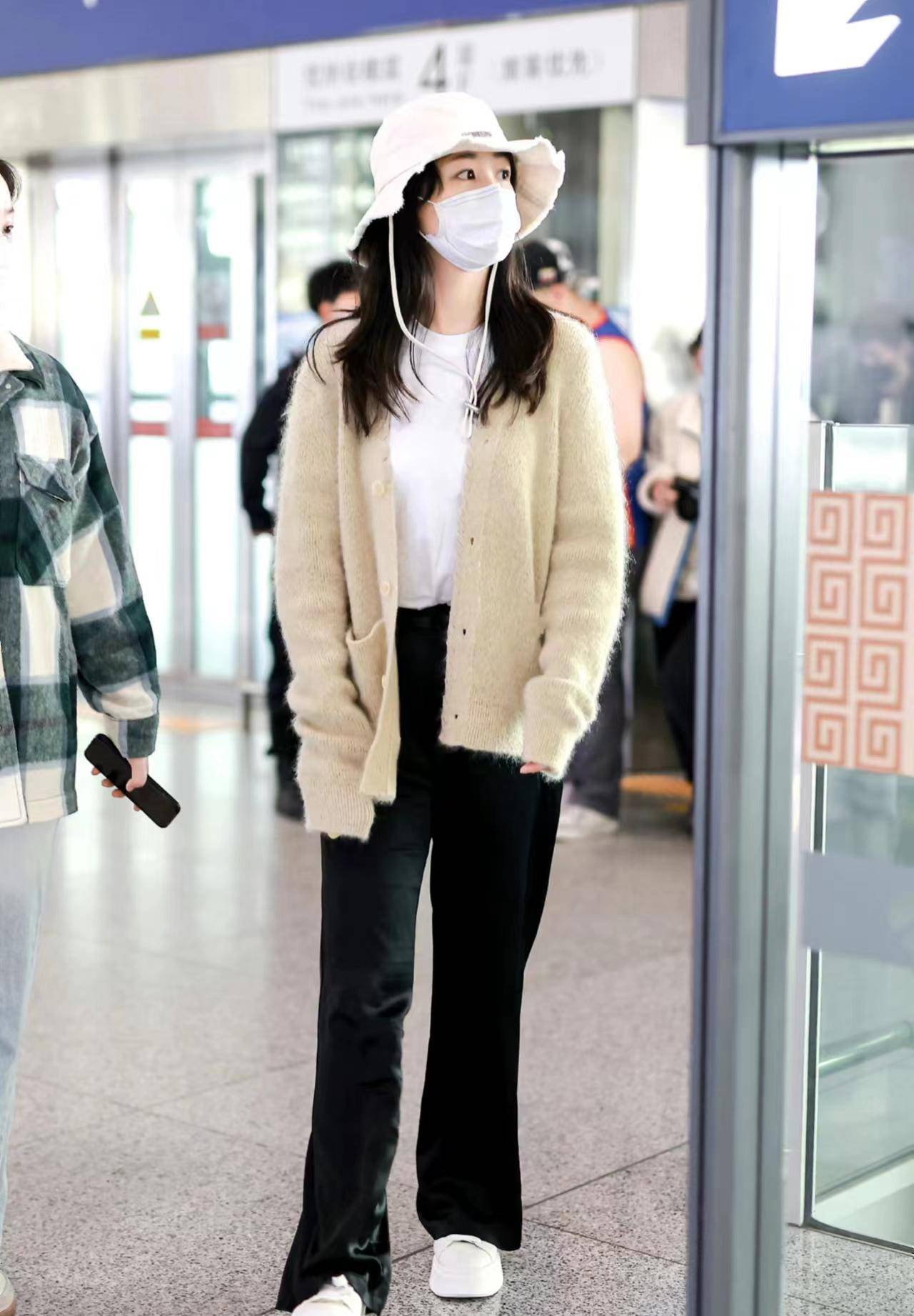 杨紫现身机场,穿浅绿色针织开衫戴渔夫帽,清新又减龄!_时尚_显得_休闲