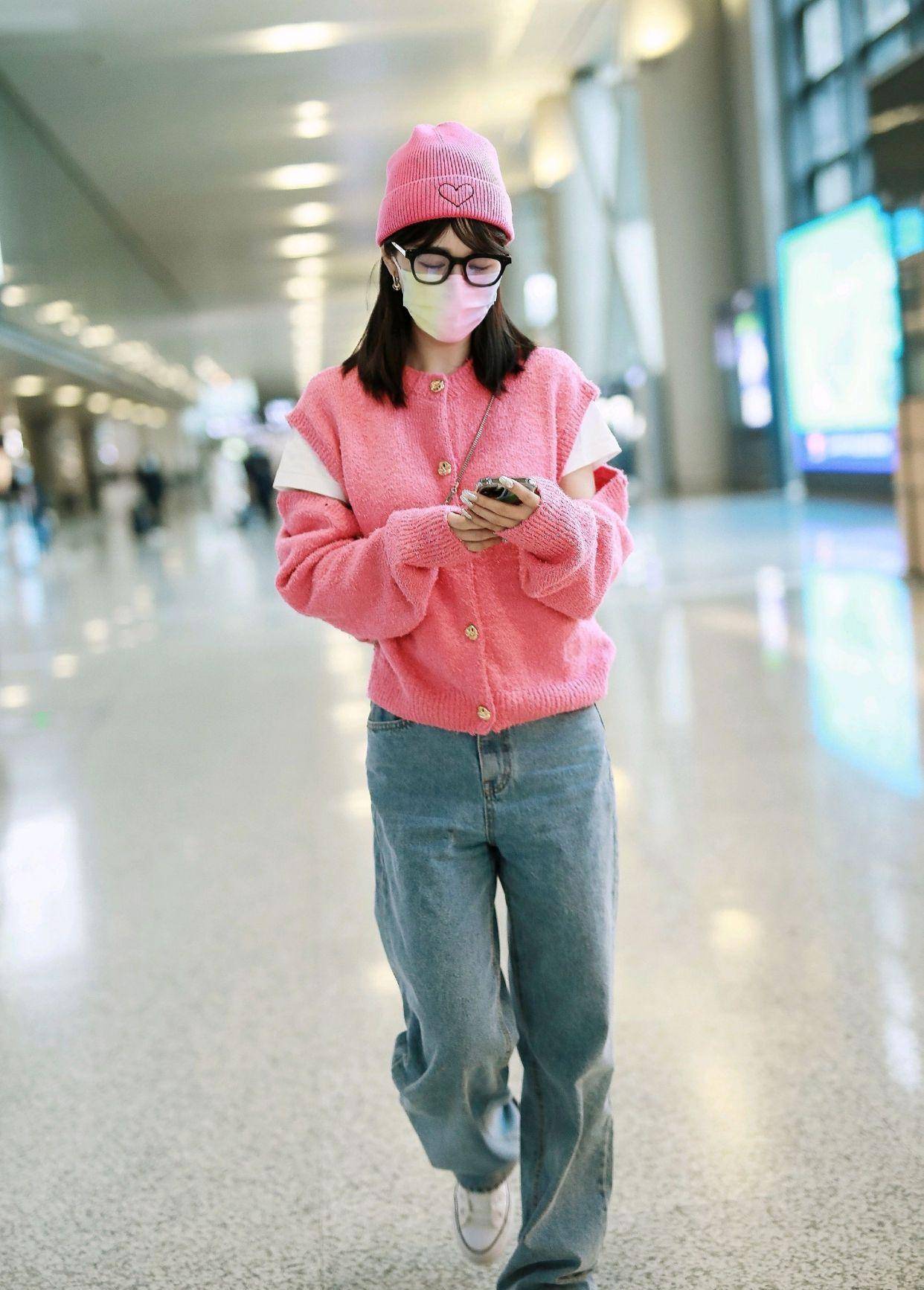 李菲儿的眼光真好穿上露肩设计的粉色针织开衫甜美又不失高级