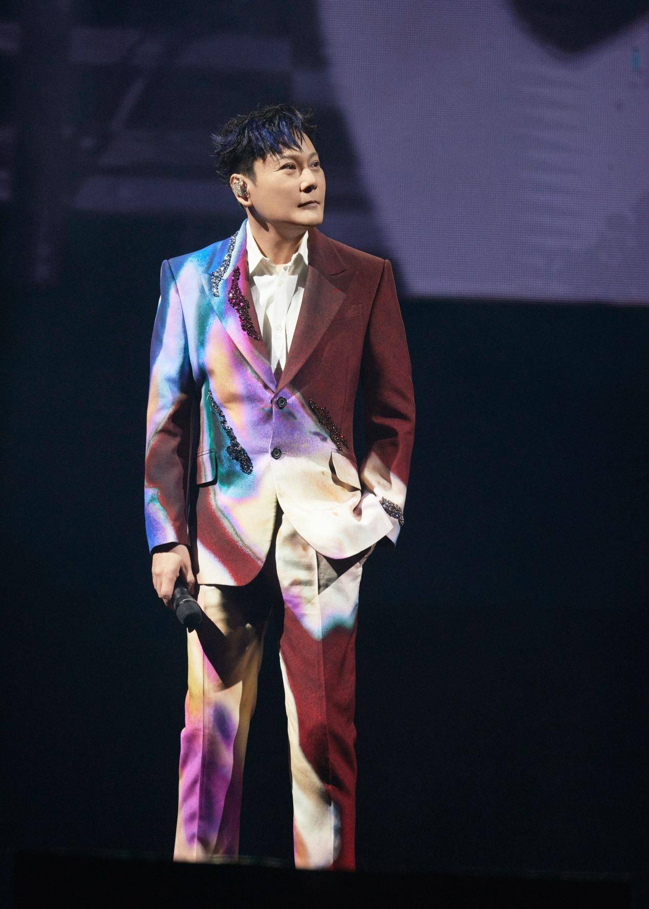 张信哲未来式2.0温州开唱,《雨后》新装好应景_音乐_阿哲_演唱会