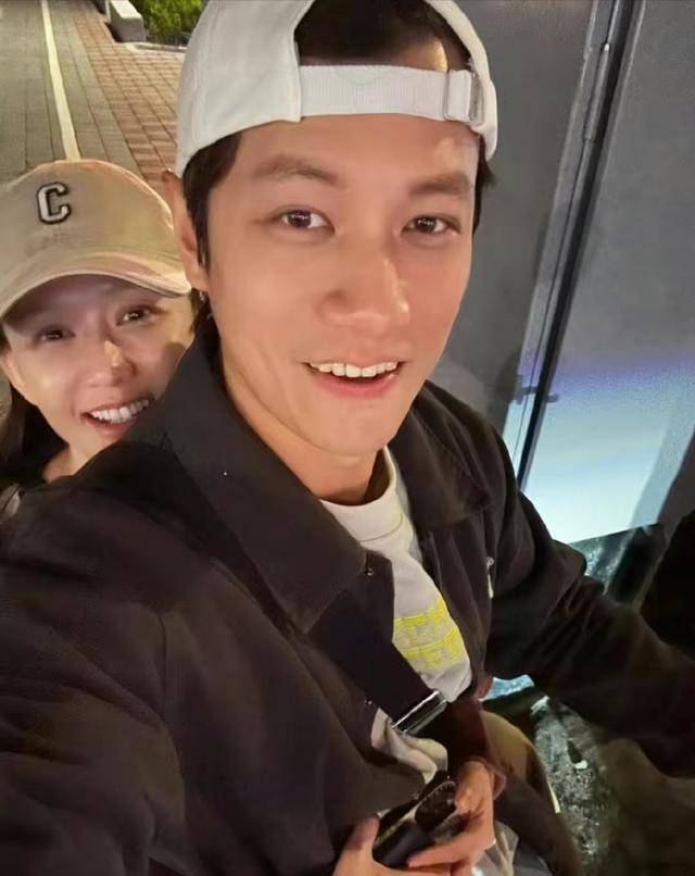 陈乔恩与老公骑电动车逛街,喊小9岁老公大叔,被老公宠成小女孩_alan