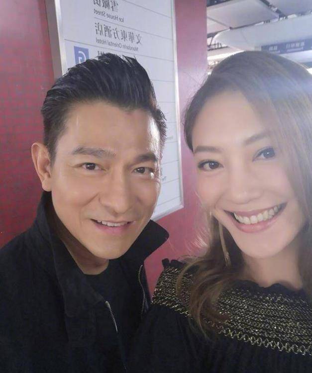 嫁给陈小春之前的应采儿,在港圈是有一席之地的.