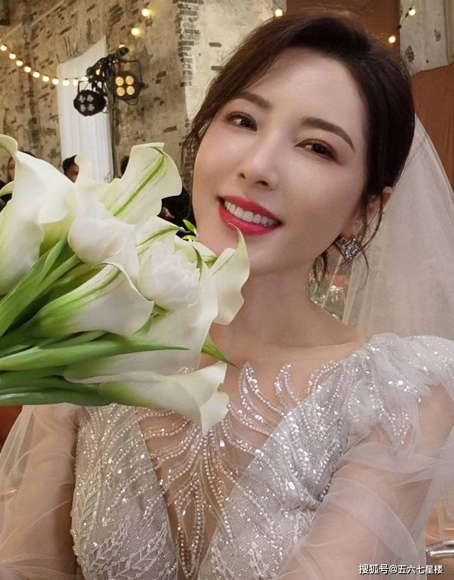 曾黎20年前穿婚纱与现在对比 徐娘半老风韵犹存_气质_形象_造型