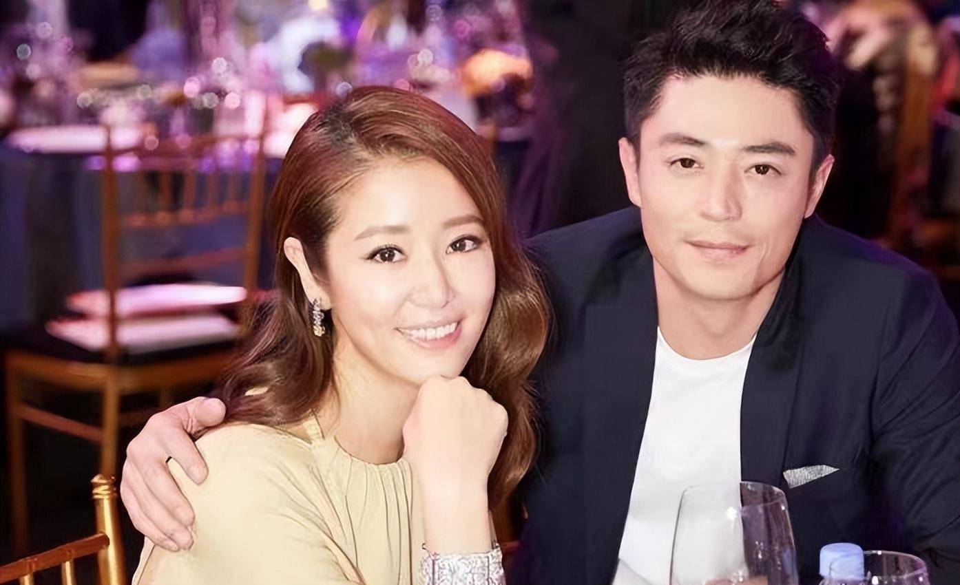 霍建华撸猫看电视被林心如拍照,网友直言被这两口子甜到了_生活_女儿