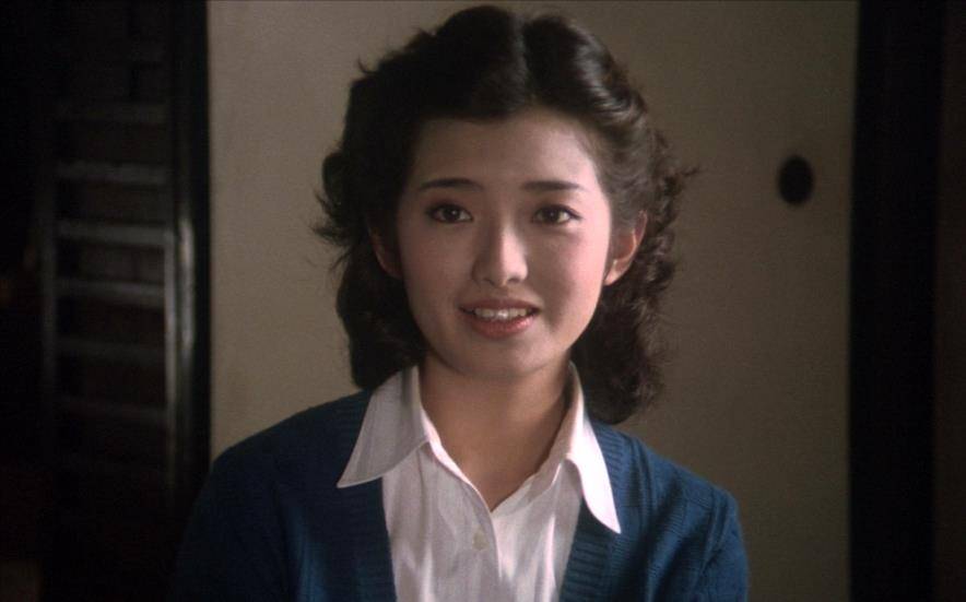 山口百惠把针织开衫穿得真洋气,搭长裙秀雅清丽,照穿时髦不土气_时尚