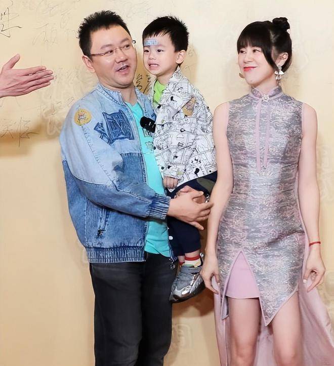 广东主持人薛乐的全家福,与妻子刘颖婷恩爱12年,儿子