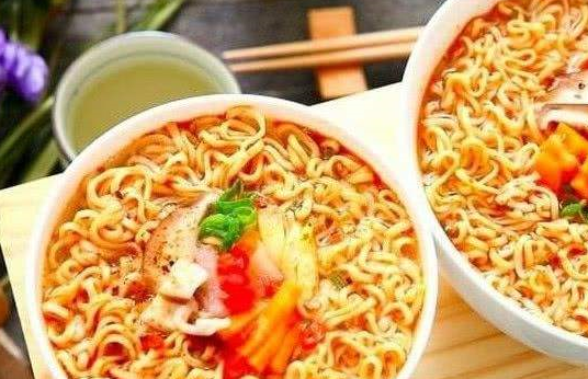 大妈校门口摆摊卖方便面,1元良心价,生意火爆,网友:味道特别_时候