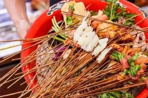 原创 大妈街边摆摊卖“懒人美食”，1元钱6串，网友：比麻辣烫还好吃！ 