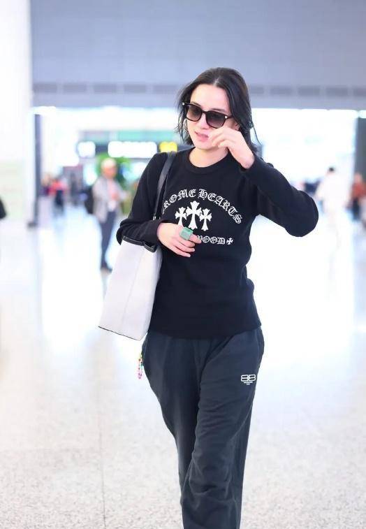 宋佳"杭州萧山"机场,43岁无惧年龄素颜出镜,八字纹,皮肤松弛得很真实