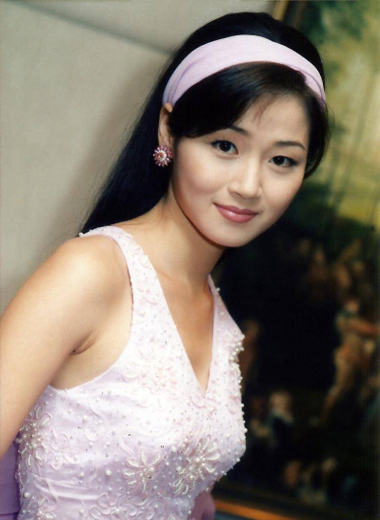 吴倩莲娜算不上传统意义上的美女,但她的小眼睛和单眼皮却格外迷人.