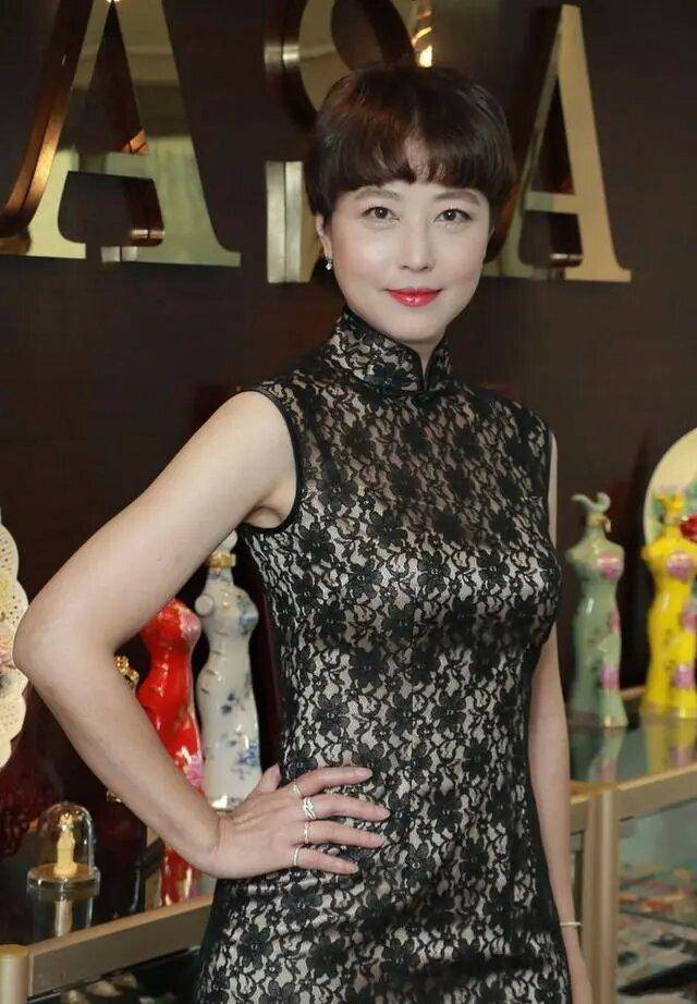 周海媚56岁依然美丽!