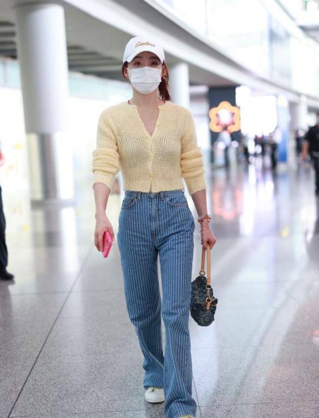 袁姗姗引领秋日潮流,穿短一截开衫温柔俏皮,"上紧下松"太显瘦_身材