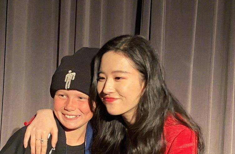 刘亦菲到底白得有多恐怖?和外国小孩合照,竟然比白人还要白皙!