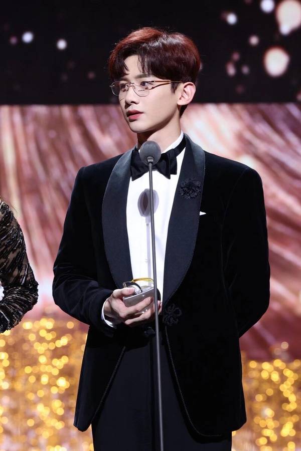 王鹤棣是霸总,肖战是贵公子,而冠军是行走衣架子_图片_微博_来源