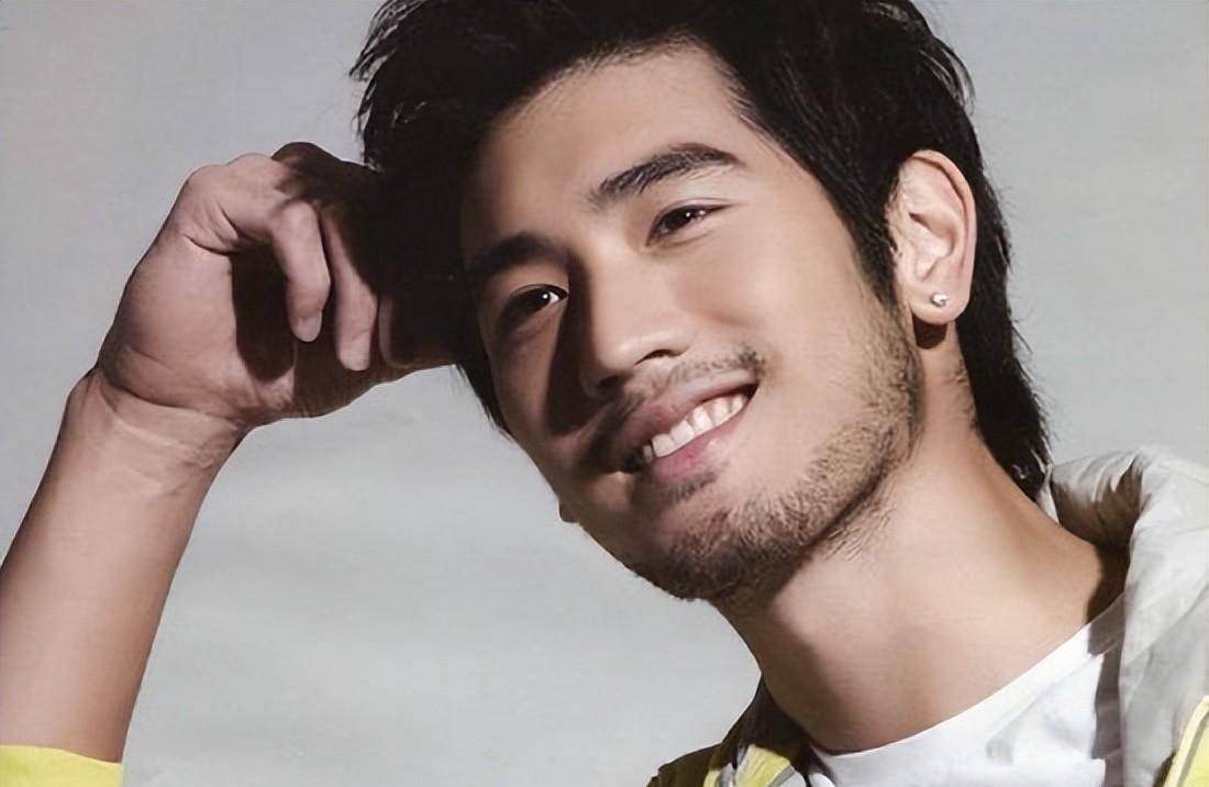 诚然,高以翔是一位有粉丝的著名男明星,但这起事件真正令人震惊的是