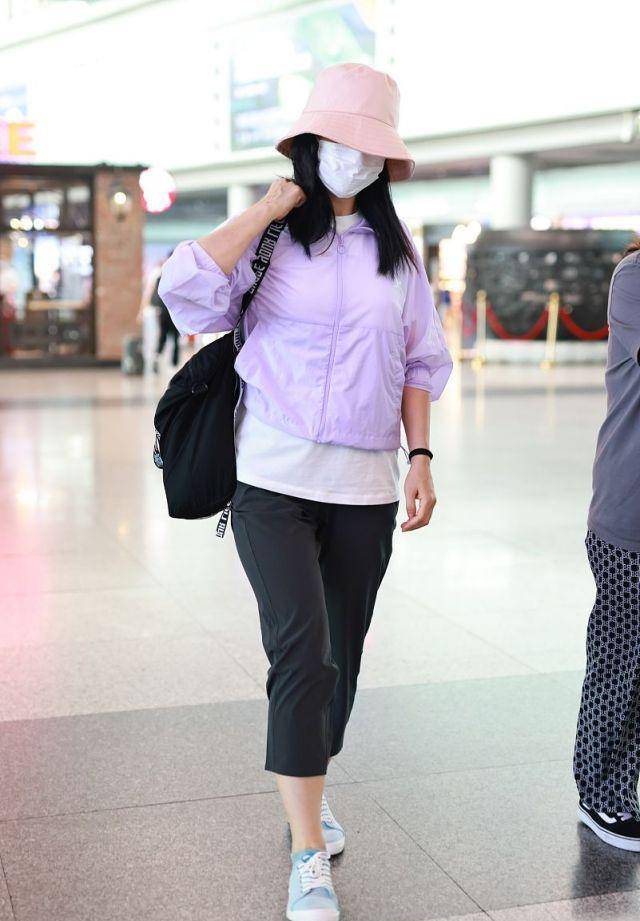 胡可打扮得越来越年轻,紫色开衫配七分裤时髦,但束手无措版型太宽松